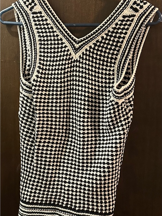 Evereve Tops - EVEREVE Black & White Knit Chevron V-Neck Sweater Vest Size XS 100% Cotton